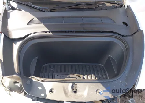 2024 Tesla Model Y Long Range Dual Motor All-Wheel Drive z USA, uszkodzony, nr VIN 7SAYGDEE5RF126043